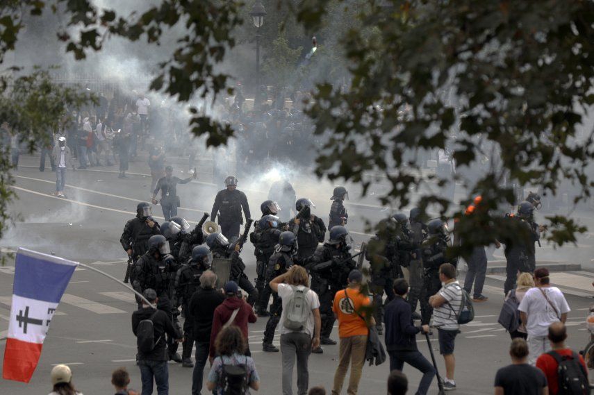 Más de 200 000 personas se manifiestan en Francia contra el pasaporte