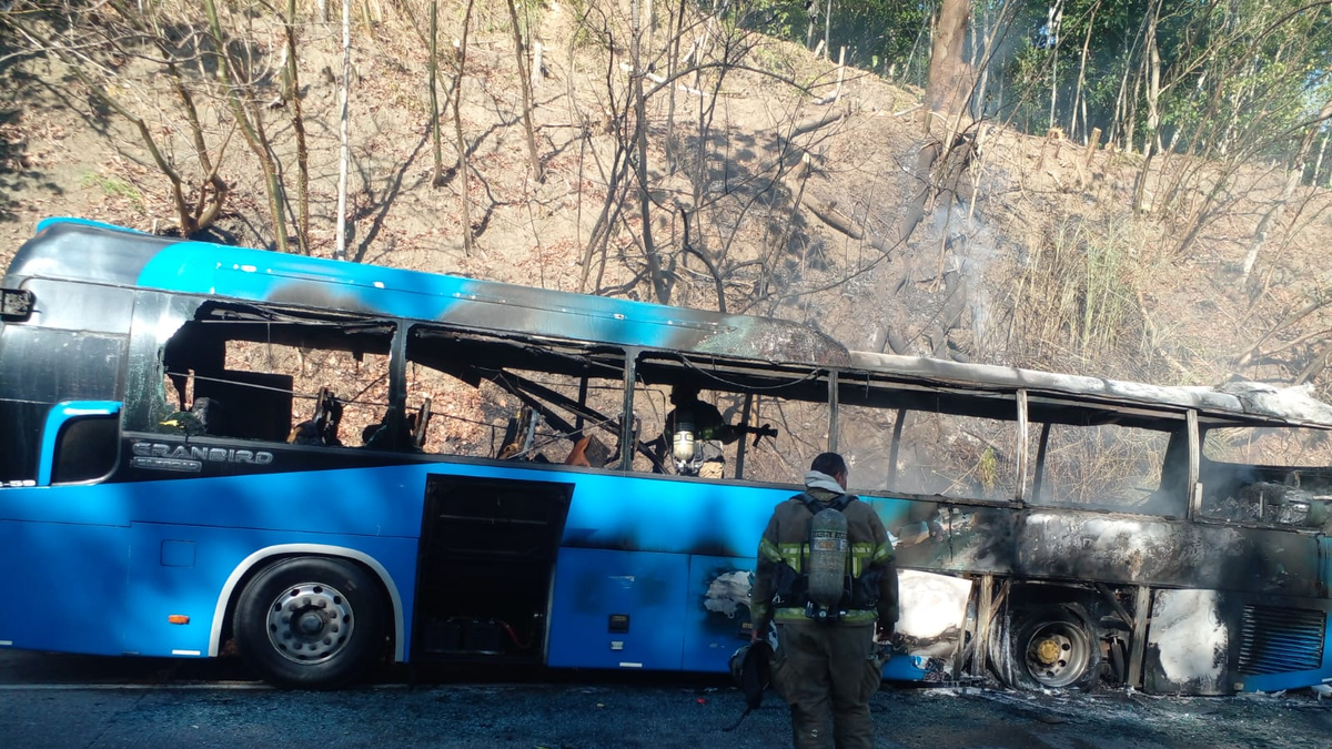 Bomberos atendieron el incendio de un autobús en la Autopista Panamá