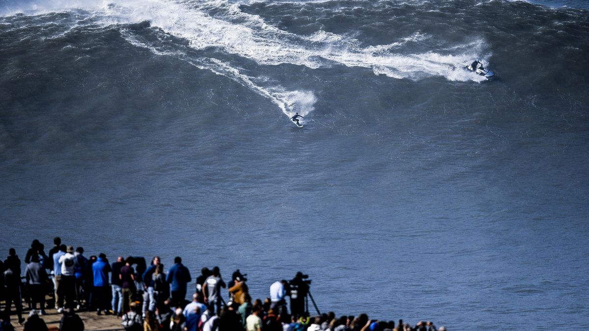 Un surfista brasileño muere en las célebres olas gigantes de Nazaré