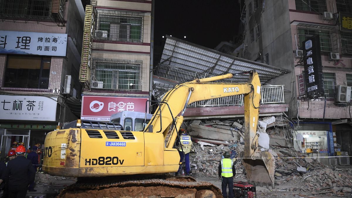 Decenas De Personas Atrapadas Y Desaparecidas En Derrumbe De Edificio