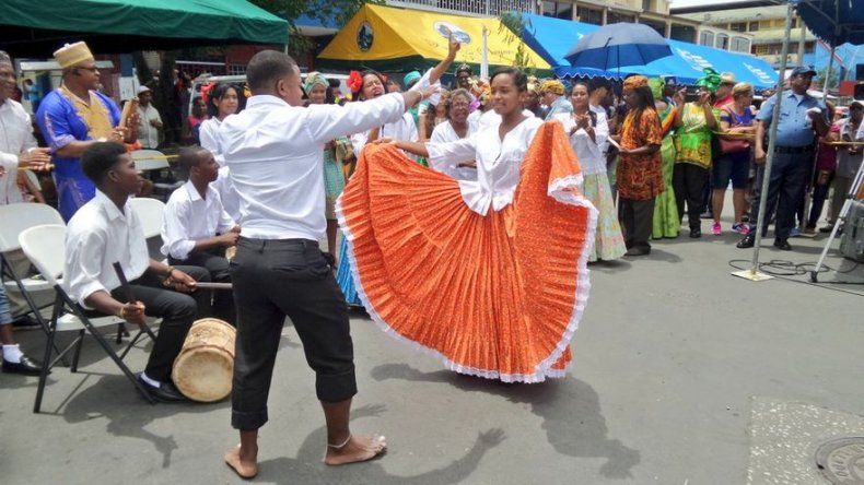 Realizan Alegre Y Colorido Desfile De La Etnia Negra En R O Abajo