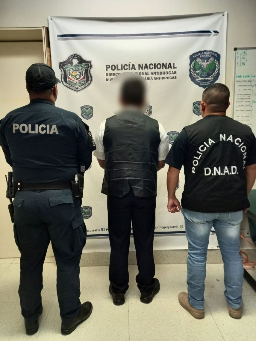 Sorprenden A Hombre Con Mil D Lares Adherido A Su Cuerpo