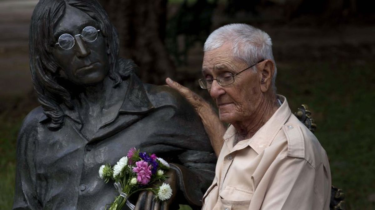 Cuba Anciano Custodia Estatua De John Lennon