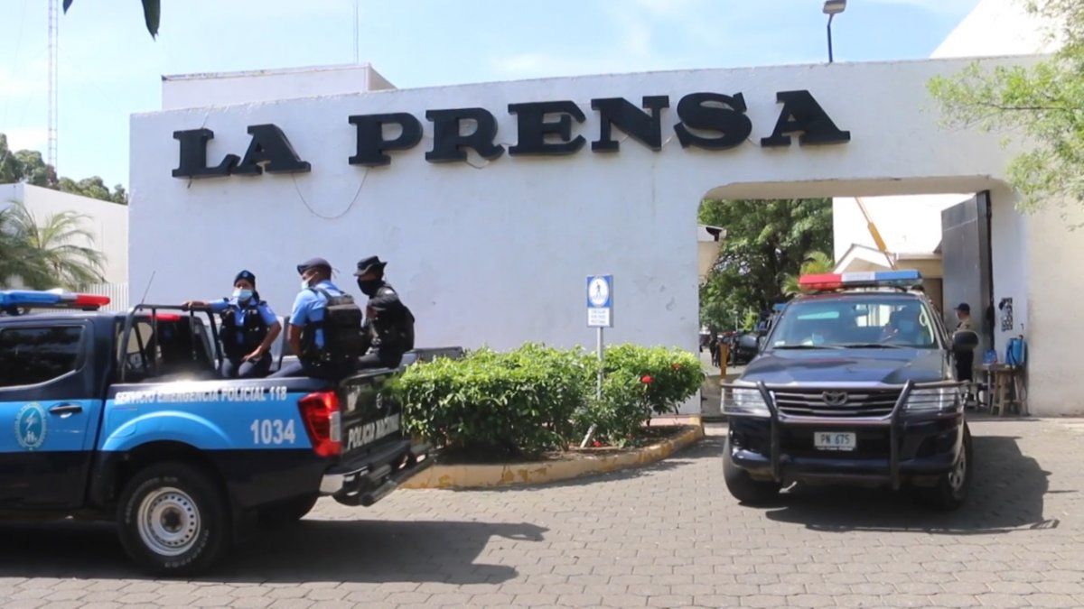 Policía de Nicaragua allana diario La Prensa en escalada de detenciones