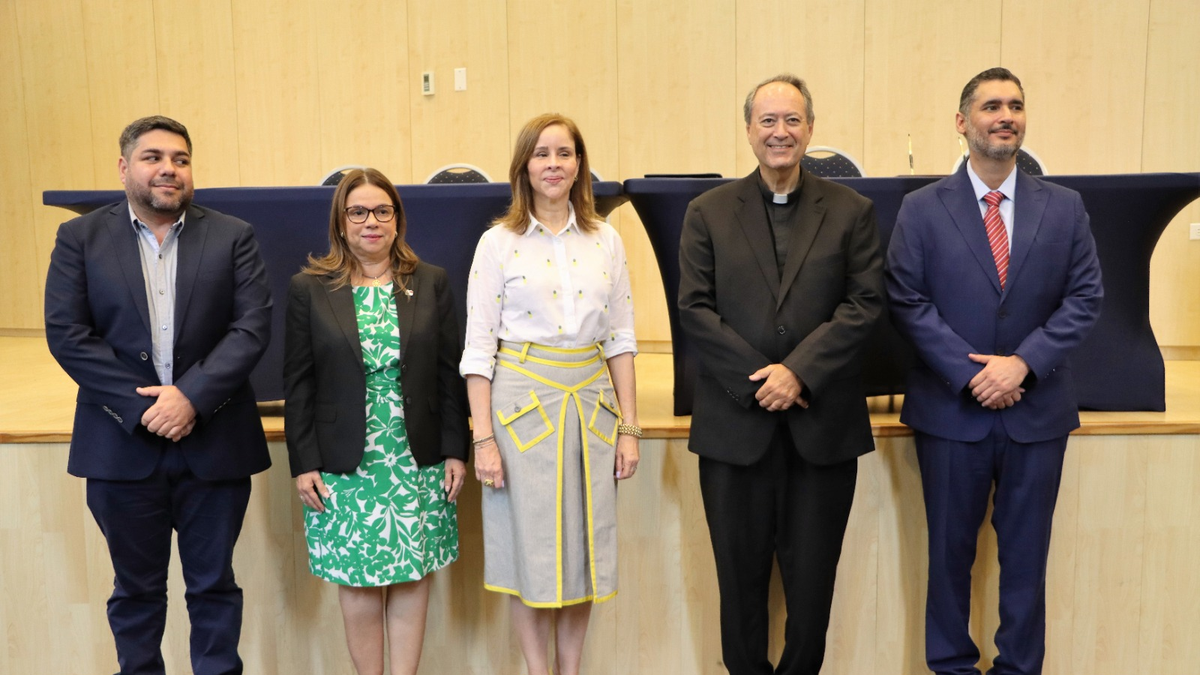 Representantes De FUNDESTEAM Firman Convenio Educativo Con Universidad