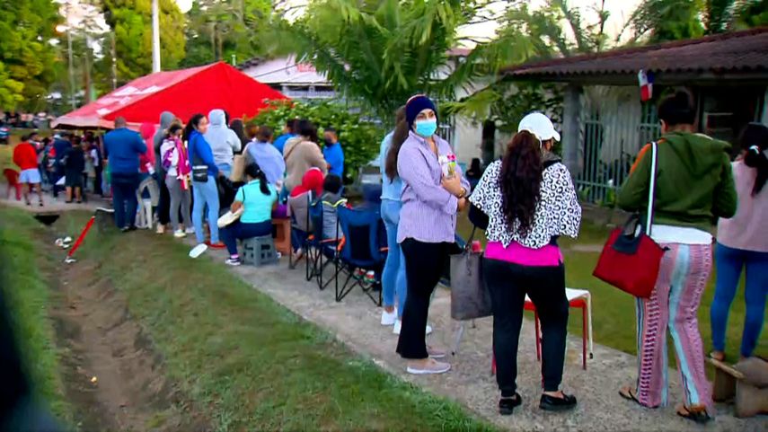 Padres de familia hacen larga fila para preinscripción de sus hijos en