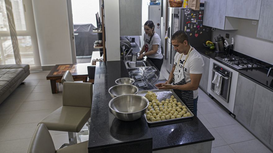 Con la ayuda de su esposa Diana Carolina Montero y un pequeño horno, Salazar elabora pandebono Con la ayuda de su esposa Diana Carolina Montero y un pequeño horno, Salazar elabora pandebono