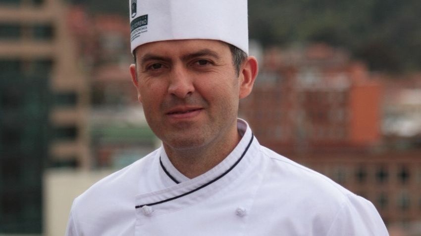 El chef Milton Duque; docente, con experiencia gastronómica en el Crucero Royal Caribbean y propietario del Café Nicanor en Colombia. El chef Milton Duque; docente, con experiencia gastronómica en el Crucero Royal Caribbean y propietario del Café Nicanor en Colombia.