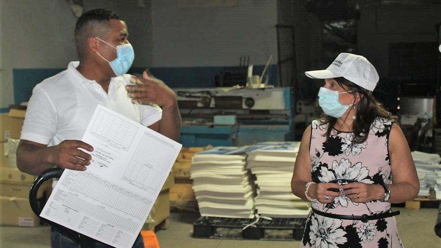 El administrador, Alex Centeno junto a la ministra de Educación, Maruja Gorday de Villalobos, durante una visita a las instalaciones El administrador, Alex Centeno junto a la ministra de Educación, Maruja Gorday de Villalobos, durante una visita a las instalaciones