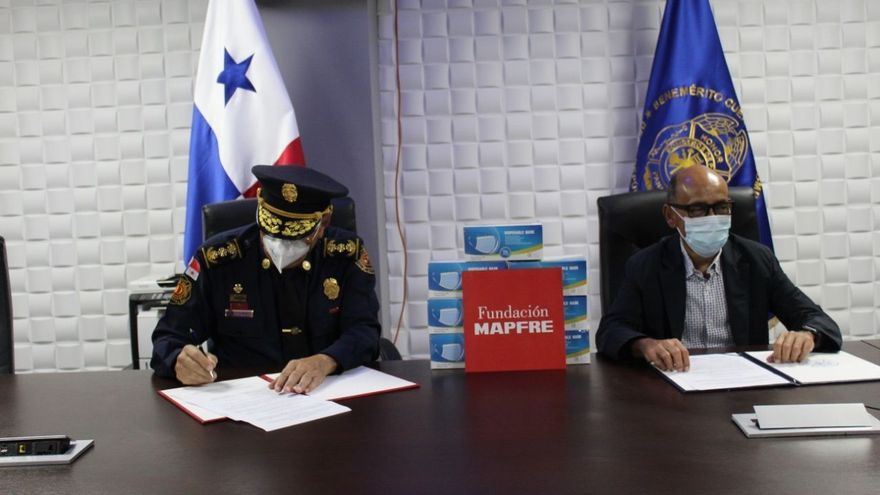 La donación fue entregada por el CEO de Mapfre Panamá, Gerardo Corrales, a el Director Encargado de Cuerpo de Bomberos, Coronel Gabriel Isaza.