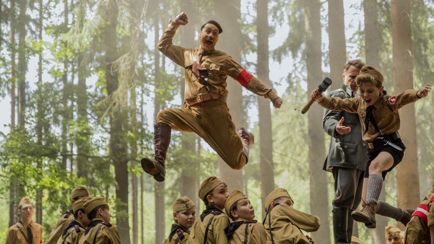 Jojo Rabbit, filme protagonizado por Roman Griffin Davis y Taika Waititi.