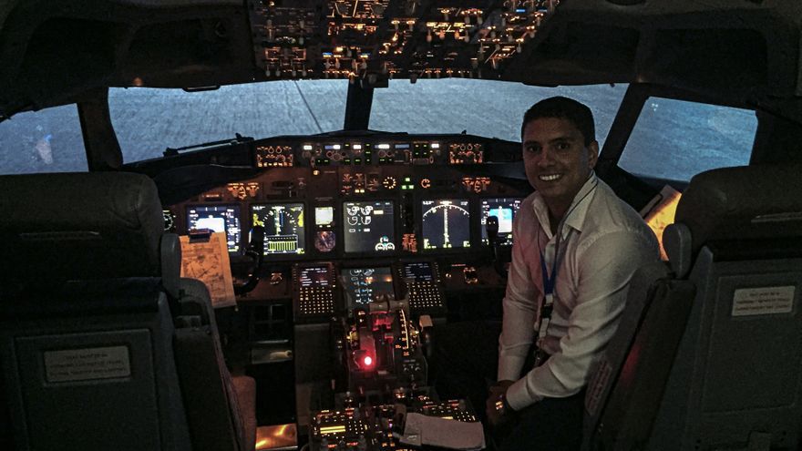 Juan Salazar a sus 40 años, ha visto suspendido temporalmente su contrato en la aerolínea comercial panameña Juan Salazar a sus 40 años, ha visto suspendido temporalmente su contrato en la aerolínea comercial panameña