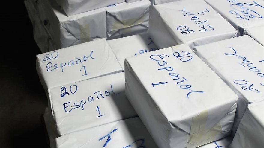 El trabajo consiste en arreglar las hojas, que compaginen, engraparlas después hay un equipo que las corta y luego las embalamos de 20 en 20 El trabajo consiste en arreglar las hojas, que compaginen, engraparlas después hay un equipo que las corta y luego las embalamos de 20 en 20