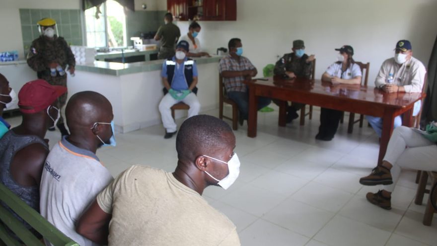 Reunión de las autoridades de Panamá con los migrantes en Darién Reunión de las autoridades de Panamá con los migrantes en Darién