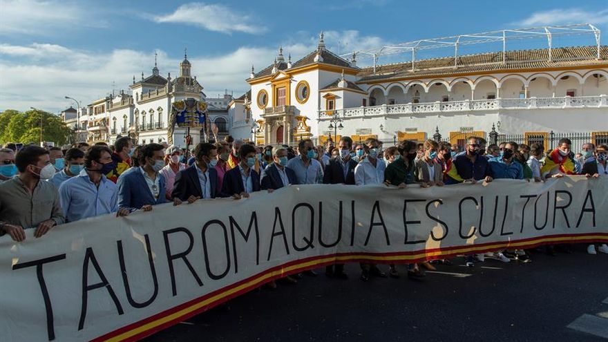 Figuras del toreo retirados y en activo portan una pancarta en la concentración que ha tenido lugar esta tarde frente a la plaza de toros de la Real Maestranza de Sevilla Figuras del toreo retirados y en activo portan una pancarta en la concentración que ha tenido lugar esta tarde frente a la plaza de toros de la Real Maestranza de Sevilla