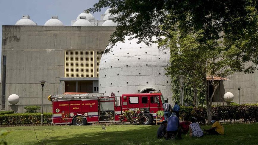 Fotografía de un vehículo del Cuerpo de Bomberos de Nicaragua luego que una persona no identificada arrojara una bomba que produjo un incendio