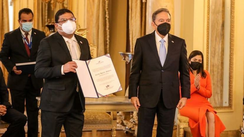 En un acto celebrado en el Salón Amarillo, el presidente panameño, Laurentino Cortizo junto a Carlos Aguilar Navarro, ministro de Cultura En un acto celebrado en el Salón Amarillo, el presidente panameño, Laurentino Cortizo junto a Carlos Aguilar Navarro, ministro de Cultura