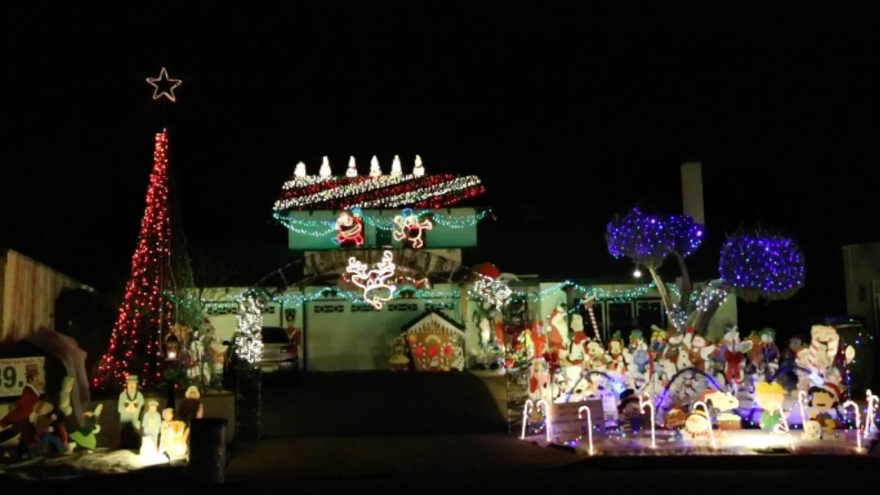 Espectaculares adornos navideños en hogares californianos