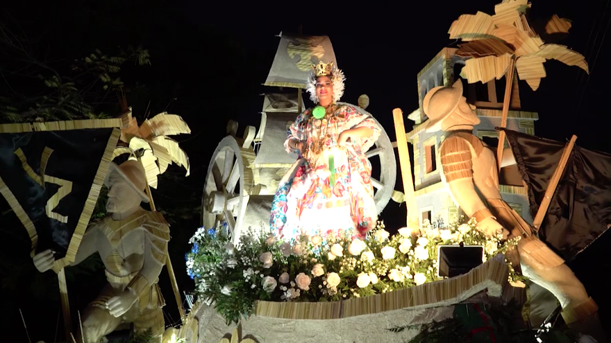 Desfile de carretas en el Festival Nacional de la Caña de Azúcar