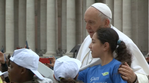 Niños refugiados acompañan al papa en el papamóvil durante su audiencia Niños refugiados acompañan al papa en el papamóvil durante su audiencia