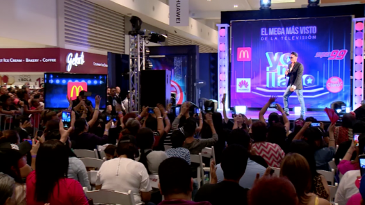 El público vive la Gira Yo Me Llamo en Dorado Mall