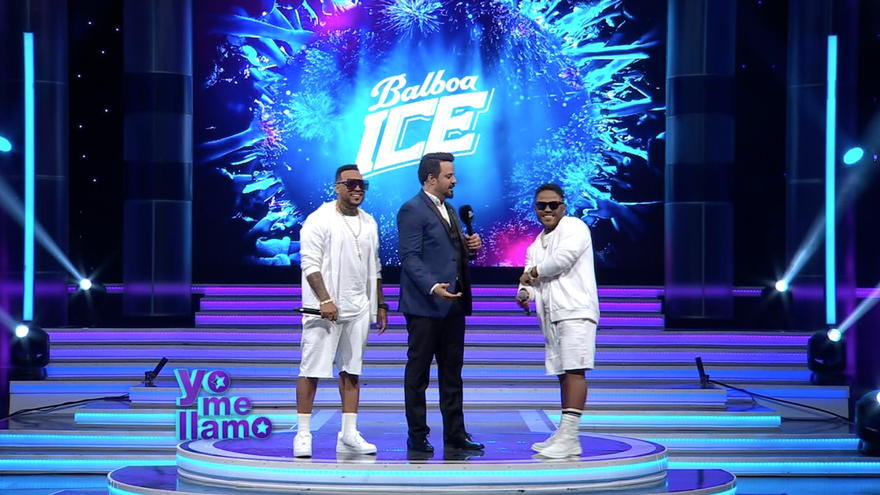 Mr. Saik junto al ganador de #yomellamosaik