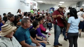 Jubilados y pensionados molestos por largas filas en policlínicas