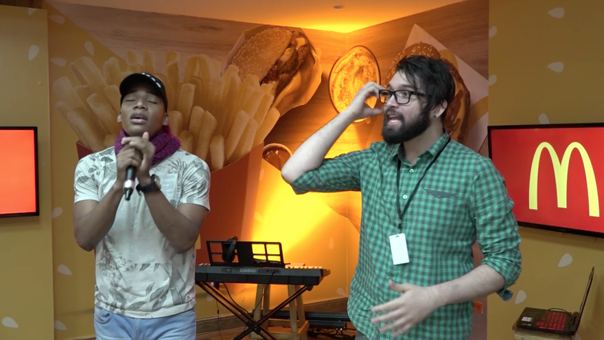 Ricardo Montaner practica sus canciones desde la zona de canto