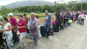 Venezolanos cruzan a pie a Colombia tras reapertura parcial de puentes