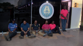 Taxistas colonenses siguen encadenados en las instalaciones de la ATTT Taxistas colonenses siguen encadenados en las instalaciones de la ATTT