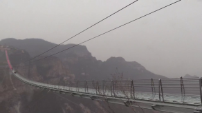 China flota en el cielo con un nuevo puente de cristal de récord
