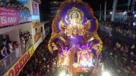 Calle Arriba de Las Tablas hace desfile inspirado en el ave Fénix