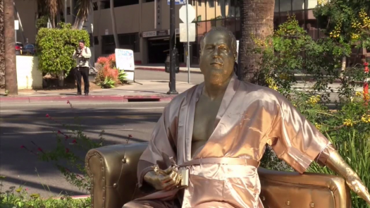 Instalan en Hollywood una estatua dorada de Weinstein sobre un sofá