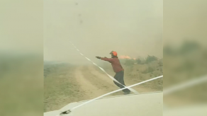 Canadienses luchan contra un tornado de fuego