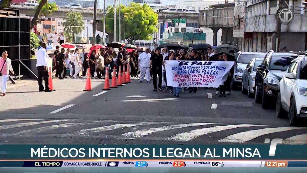 Médicos internos marchan para exigir plazas para realizar sus internados