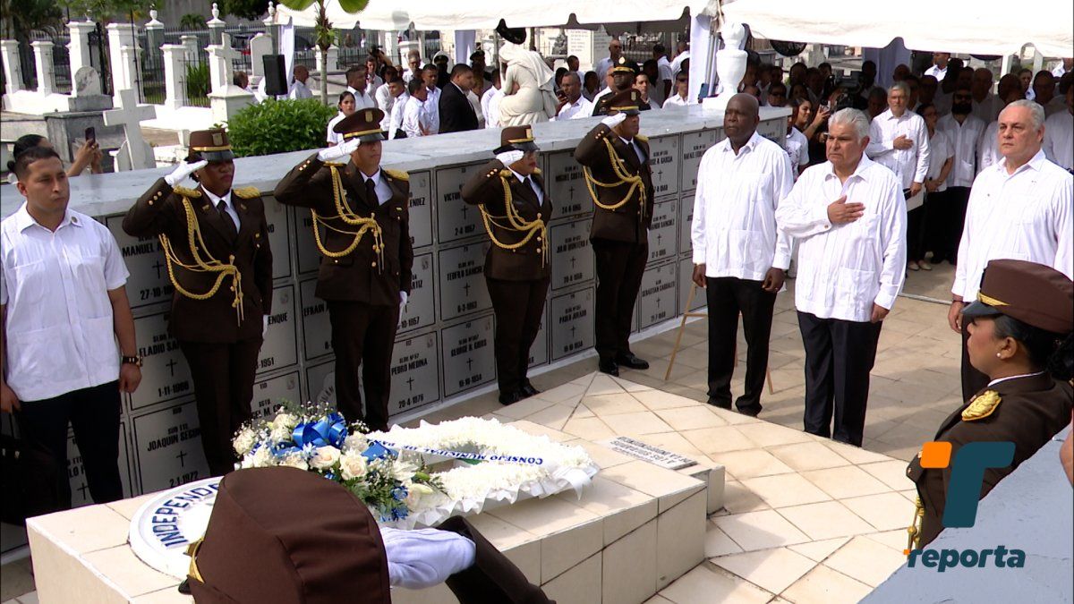 Presidente Mulino encabezó actos protocolares del Día de los Difuntos