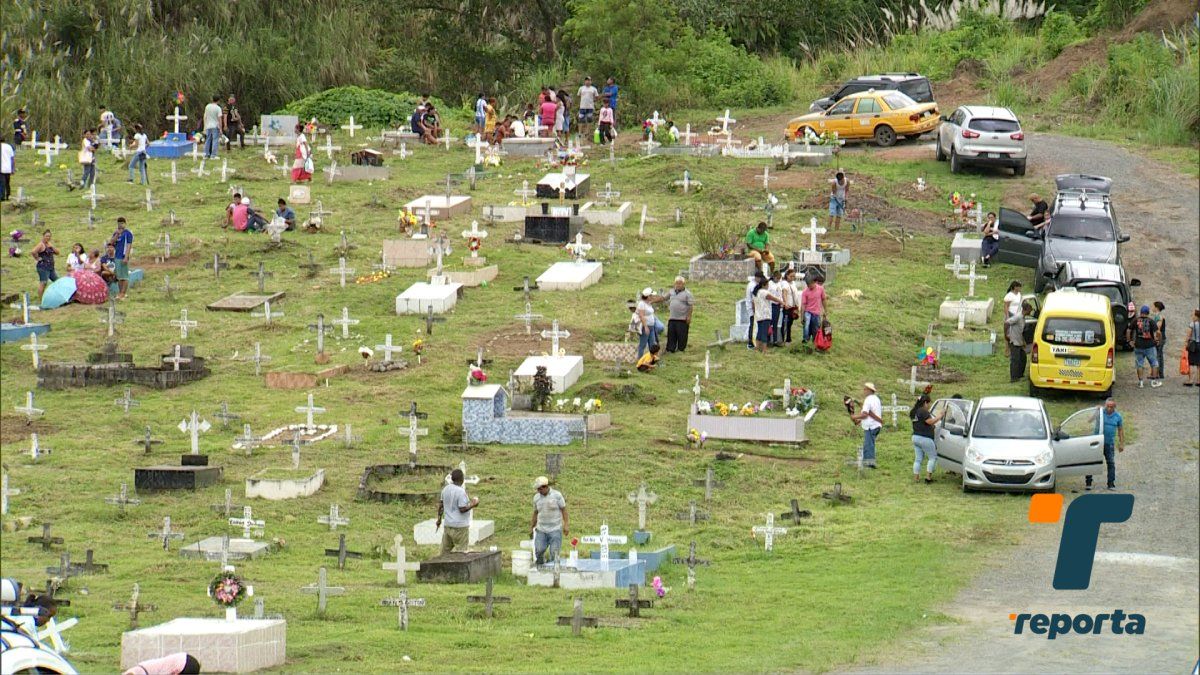 Panameños recuerdan a sus seres queridos fallecidos en el Día de los Difuntos