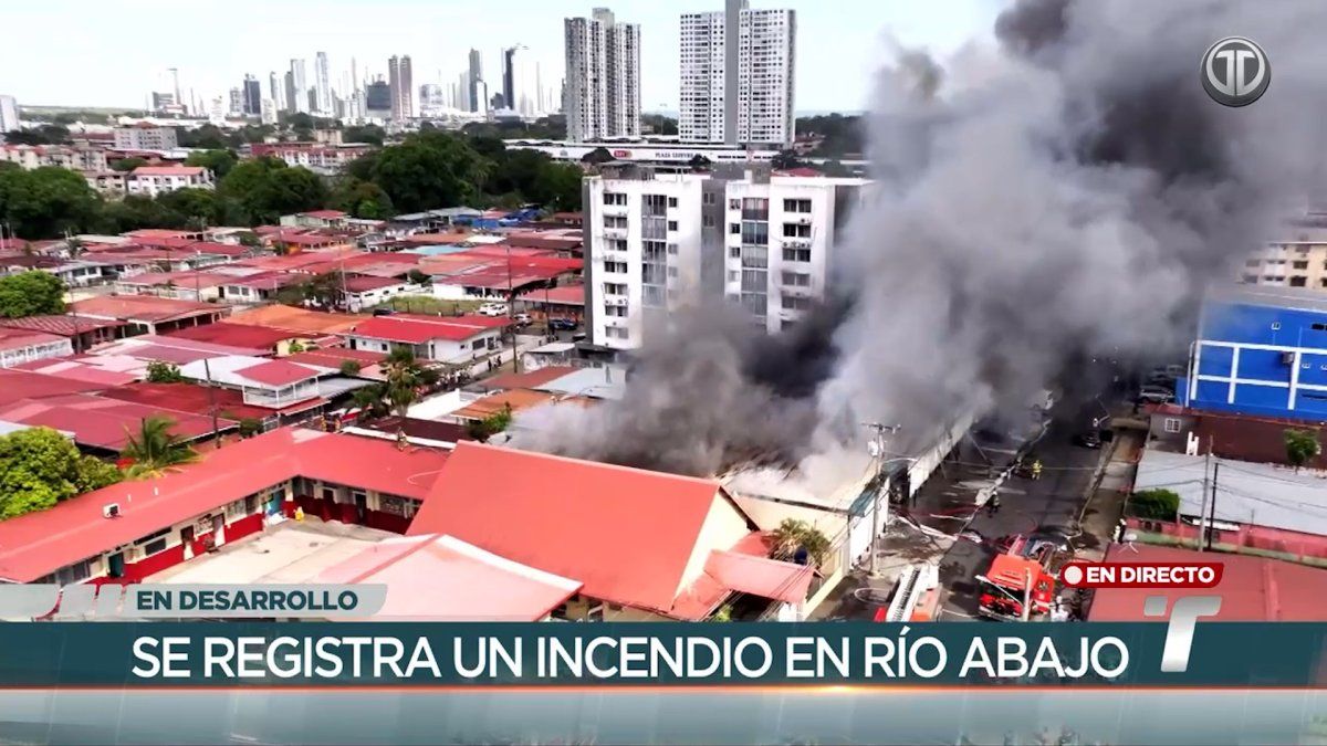 Bomberos realizan labores de extinción de incendio en Río Abajo