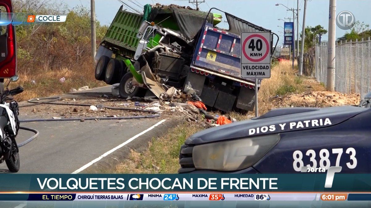 Fallecen dos conductores tras choque de camiones volquete en Coclé