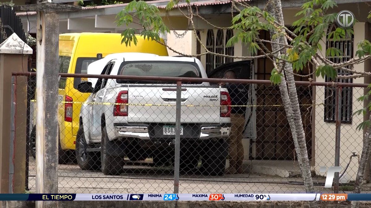 Investigan incendio de vehículos en una residencia de Santiago