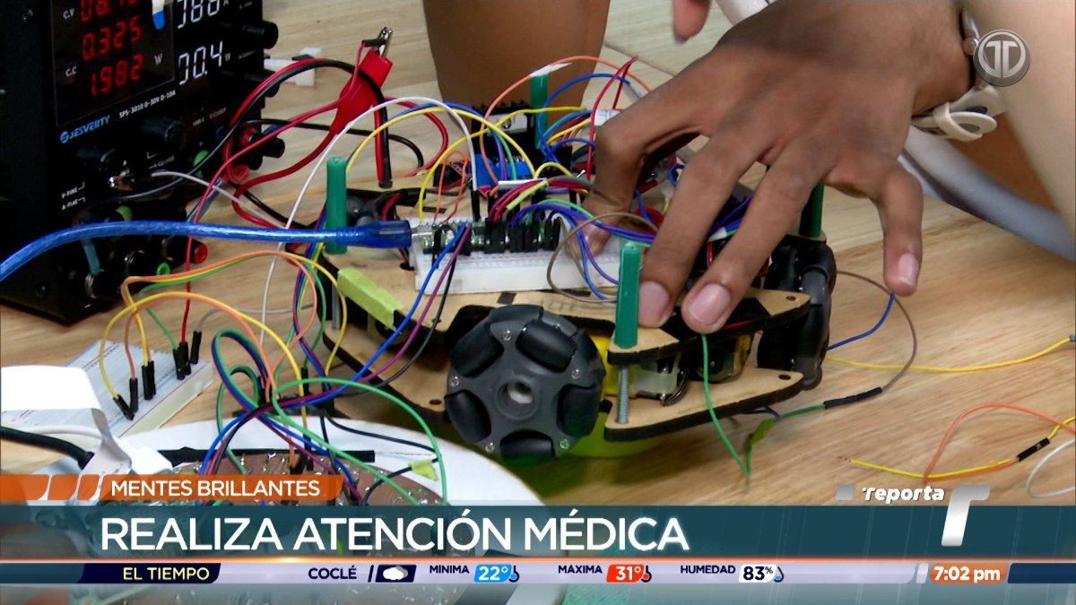Mentes Brillantes: Estudiantes universitarios crean robot futbolista