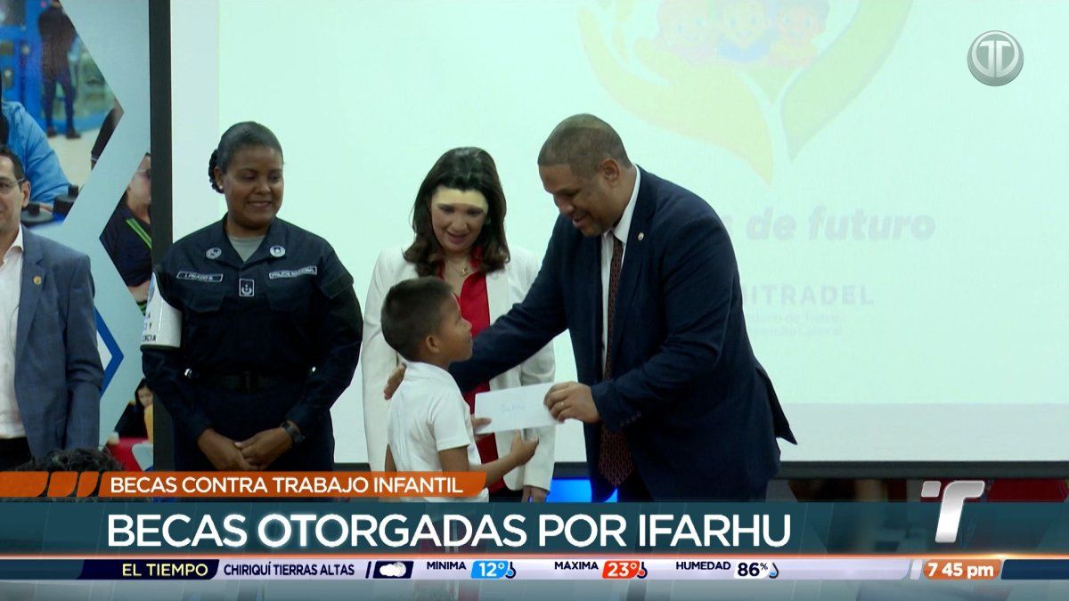 Mitradel e Ifarhu entregan becas a menores de edad a través del programa 