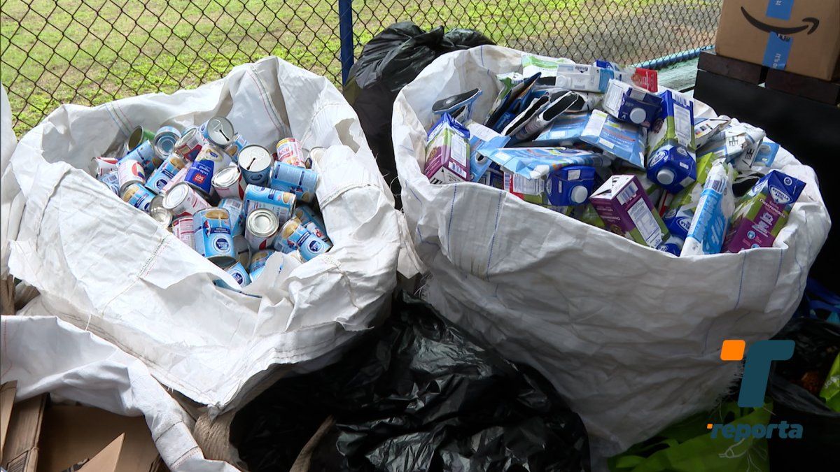 Ciudadanos intercambian artículos de reciclaje por productos alimenticios