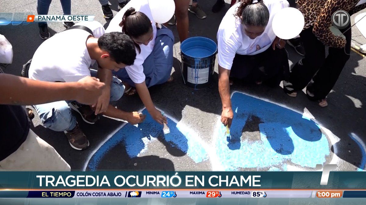 Pintan corazones azules en el lugar donde murieron cuatro personas por accidente de tránsito en Chame