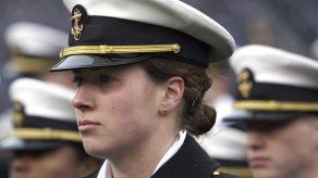 Marina de EE.UU. ya permite que mujeres usen colas de caballo