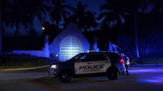 Trump y sus aliados trataron de presentar el allanamiento como un abuso político del sistema de justicia penal y un intento demócrata de impedirle ganar un nuevo período en 2024.