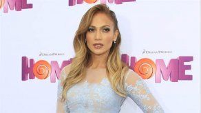 Critican a Jennifer Lopez y Kim Kardashian por regar el césped en plena sequía