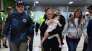 nina venezolana separada de sus padres durante deportacion de estados unidos llega a caracas nina venezolana separada de sus padres durante deportacion de estados unidos llega a caracas