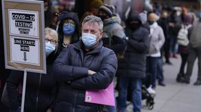 La crisis de ómicron demuestra que aún no hemos llegado a ese punto, pero “pienso que llegaremos a un punto en el que el SARS-CoV-2 se vuelva endémico, como lo es la influenza”, añadió.