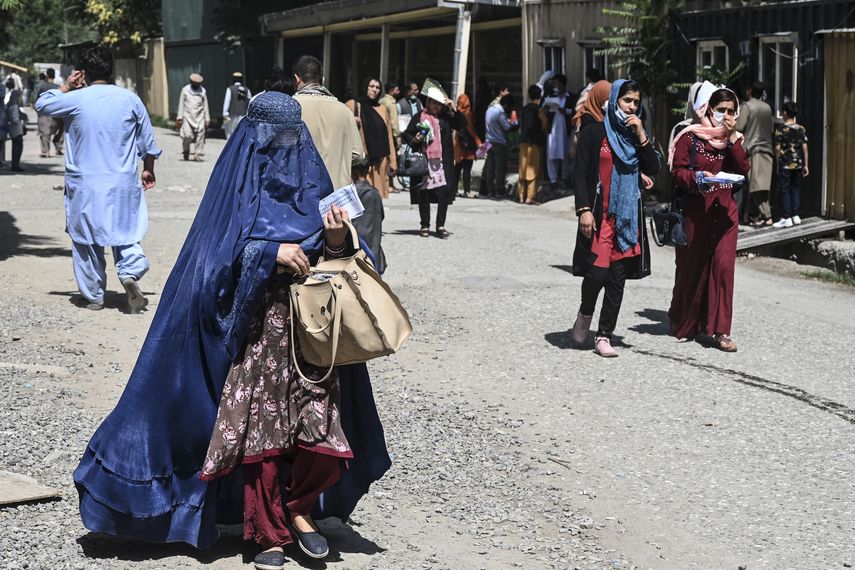 Entre los cambios propuestos por los talibanes está la vestimenta de las mujeres.